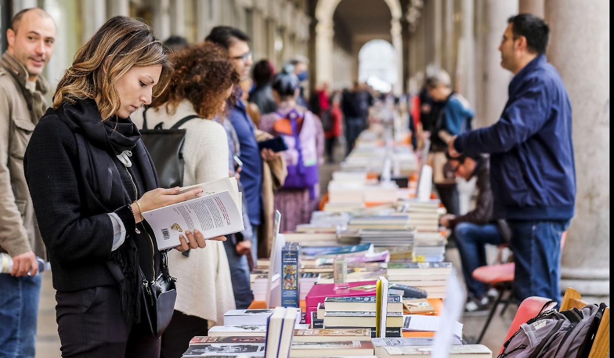Portici di carta "trasloca" a causa del cantiere in via Roma: ecco la sede e il programma