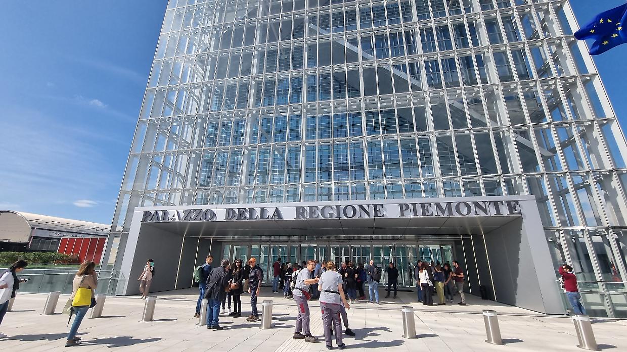 «C'è un problema all'antincendio, abbandonate il grattacielo»