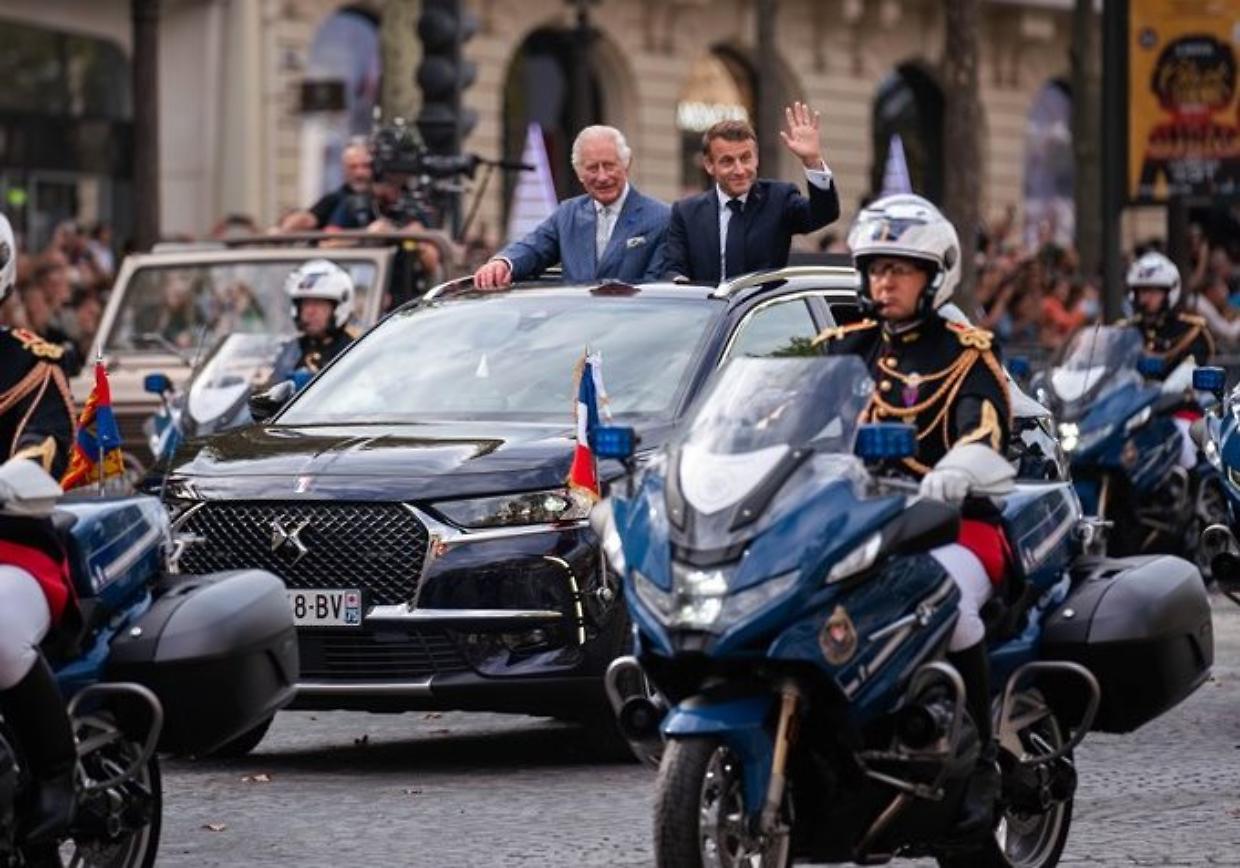 Stellantis in Francia scarrozza Re Carlo, in Italia manda in cassa Mirafiori