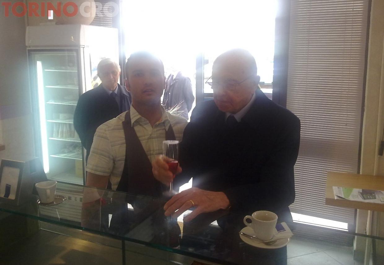 Quella volta che Napolitano fermò il corteo per brindare con un Campari a Barriera