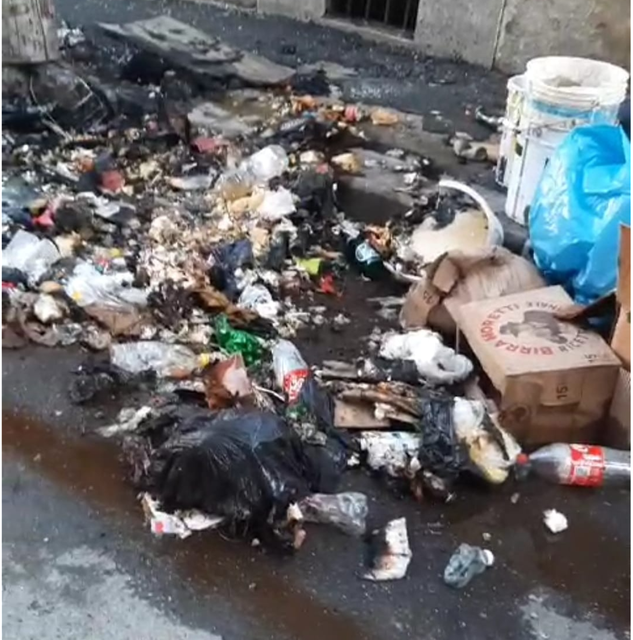 L'incendio ai bidoni dell'immondizia