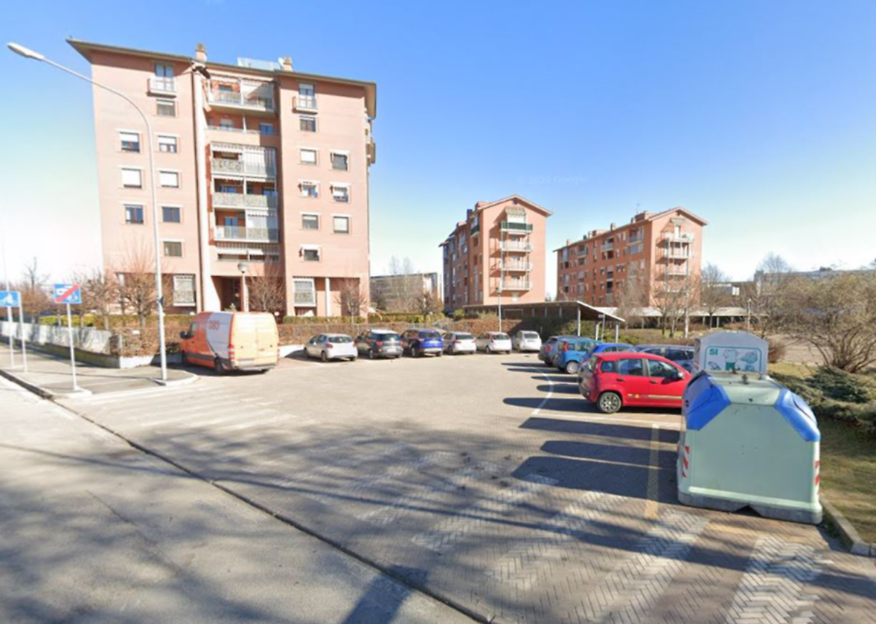 Pulisce i vetri e precipita dal quarto piano: morto sul colpo