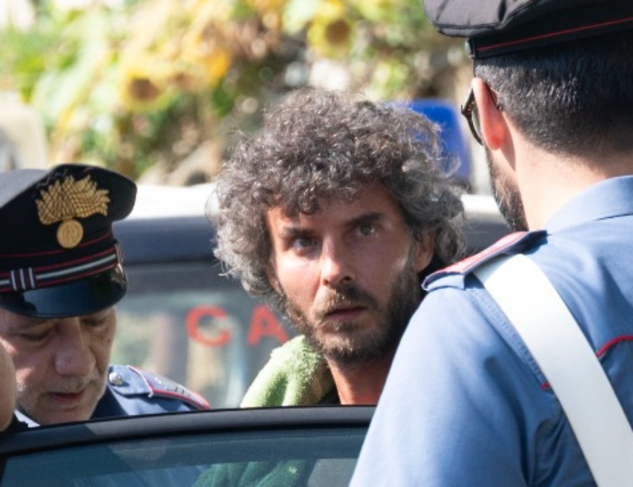 Le frasi sul Diavolo, il libro sparso nel giardino, la denuncia della vittima: tutti i retroscena dell'omicidio di Giaveno