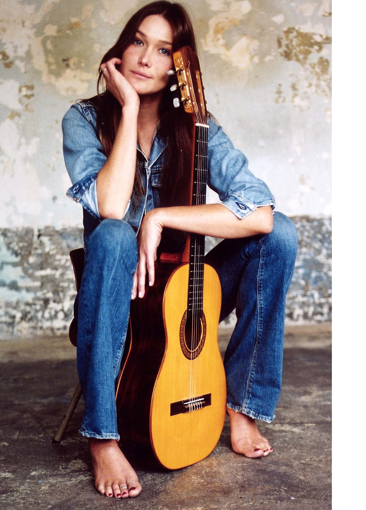 Carla Bruni, il cancro, gli esami, la chemio: «Ecco come mi sono salvata» 