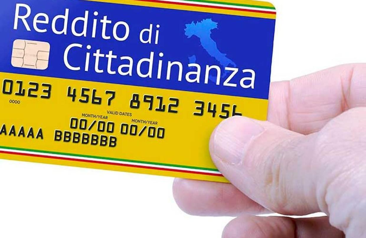 Carte false per il Reddito di cittadinanza:  a gestire la maxi truffa erano due Caf di Torino