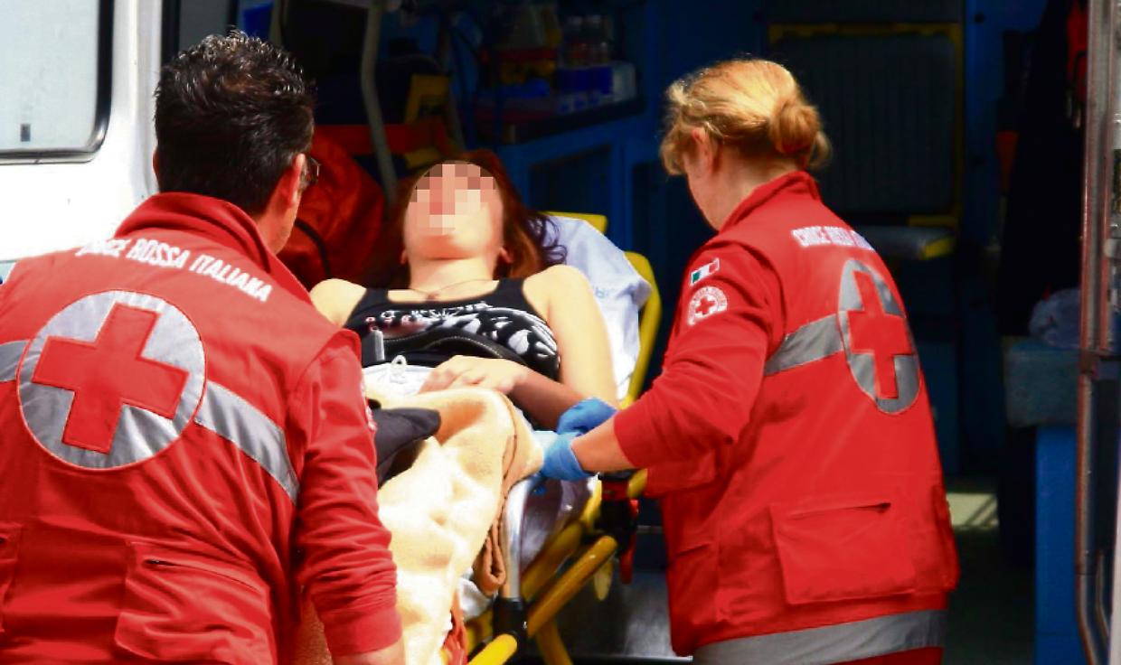 Shock in centro: tre ragazze aggredite a colpi di pietra, una ha la testa rotta