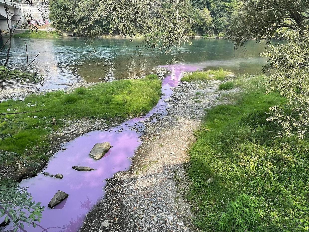 L'incredibile chiazza viola lungo il Po