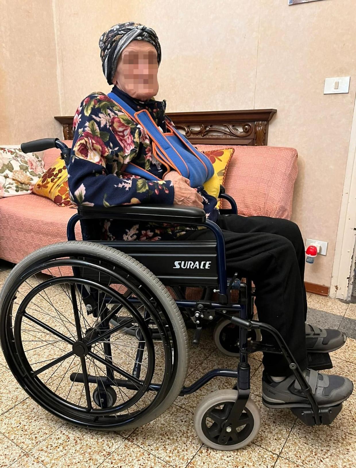 «La carrozzina dell'Asl è senza freni, se mi muovo mi schianto»