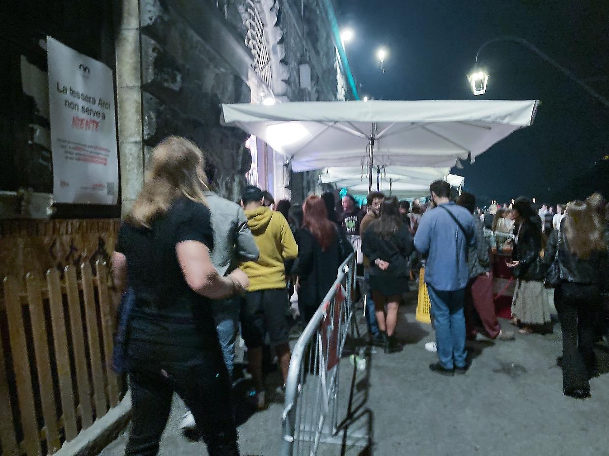 La fila davanti ai locali dei Murazzi