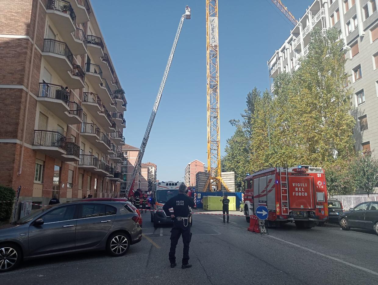 Un uomo minaccia di buttarsi da una gru