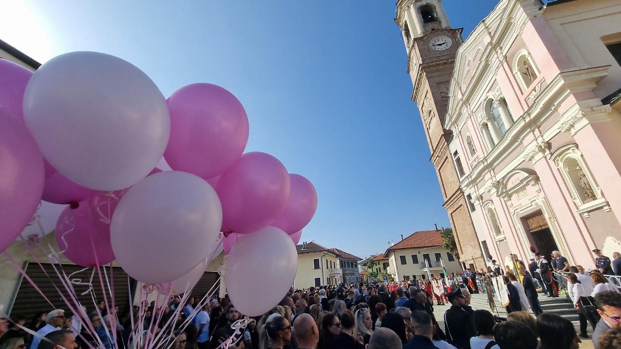 Palloncini colorati per l'addio a Laura, "Ma non vogliamo divise in chiesa"