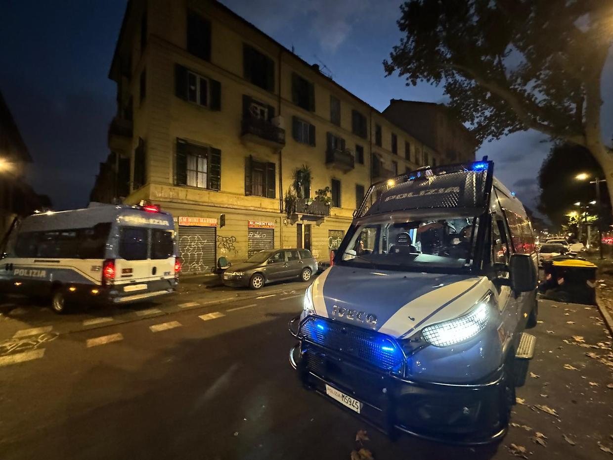 Blitz della polizia nel "palazzo della droga" di Torino
