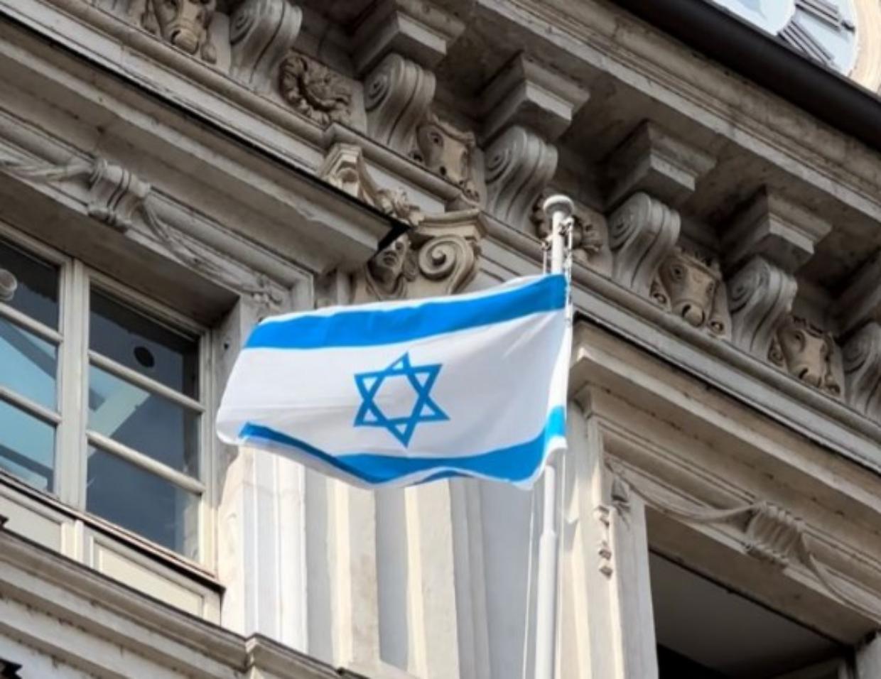 La bandiera di Israele sventola sul Comune e i torinesi tornano a casa