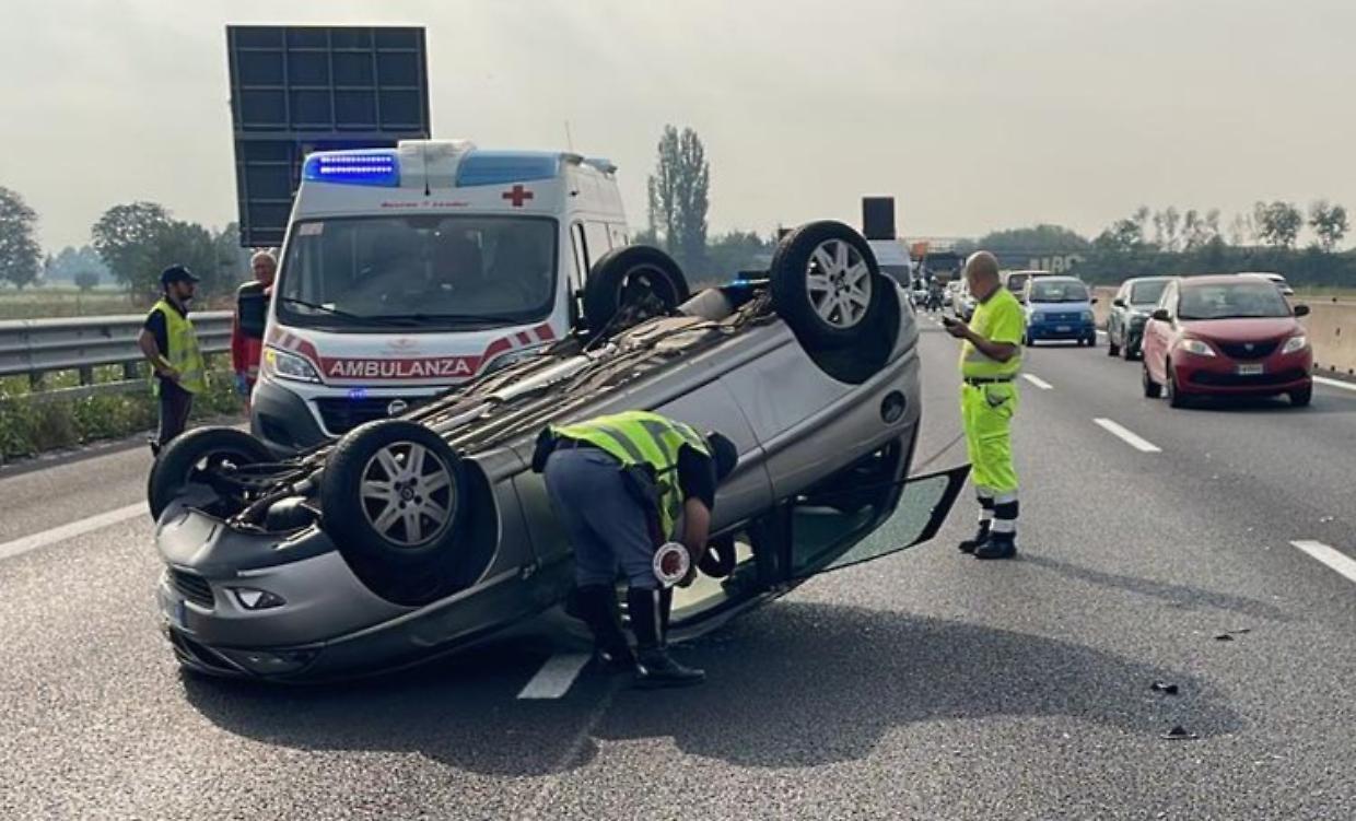 Due auto si ribaltano in tangenziale: tre feriti in ospedale e traffico in tilt