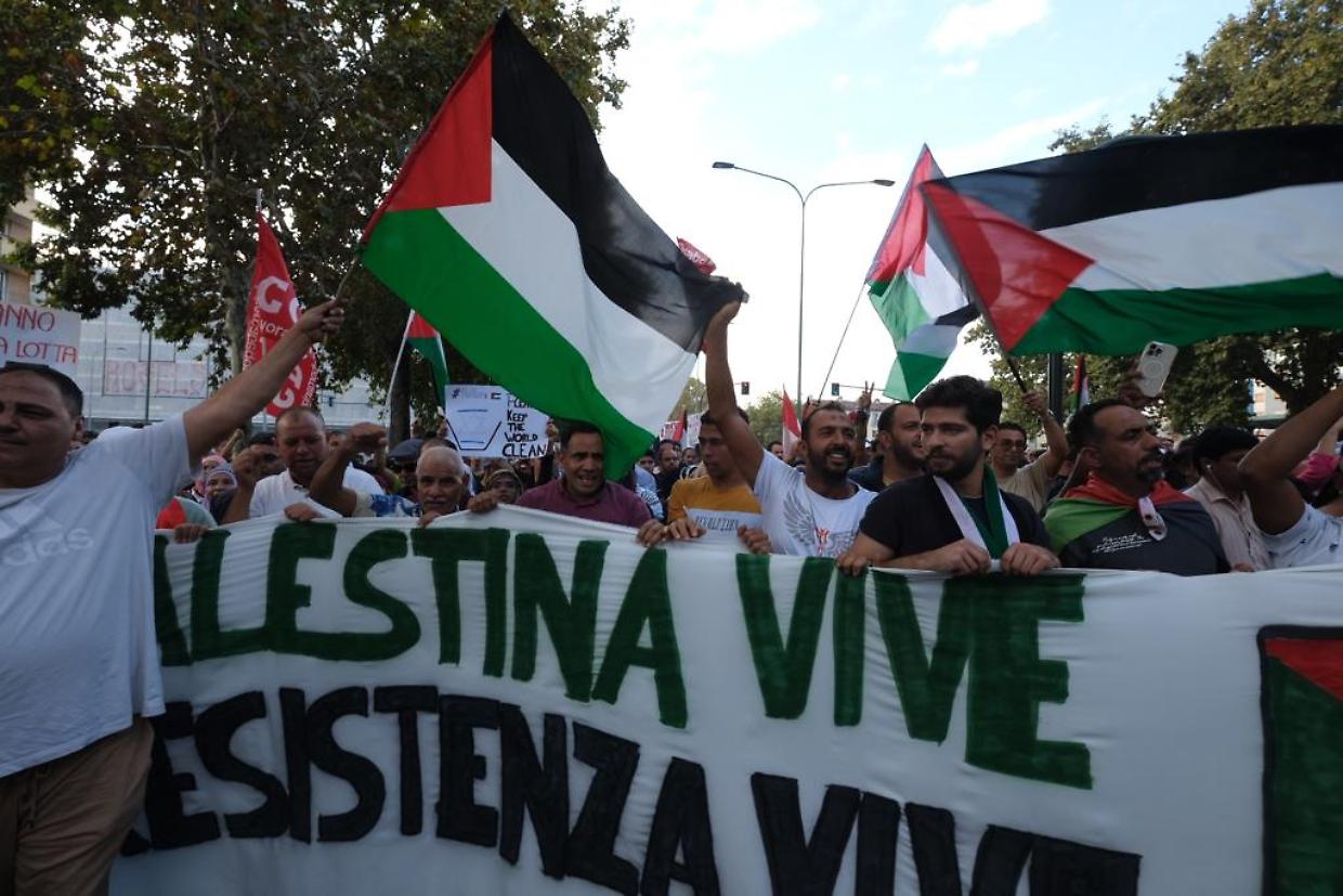 Israele: «Uccisi ostaggi di Hamas». A Torino si sfila per Palestina: «Assassini, assassini»