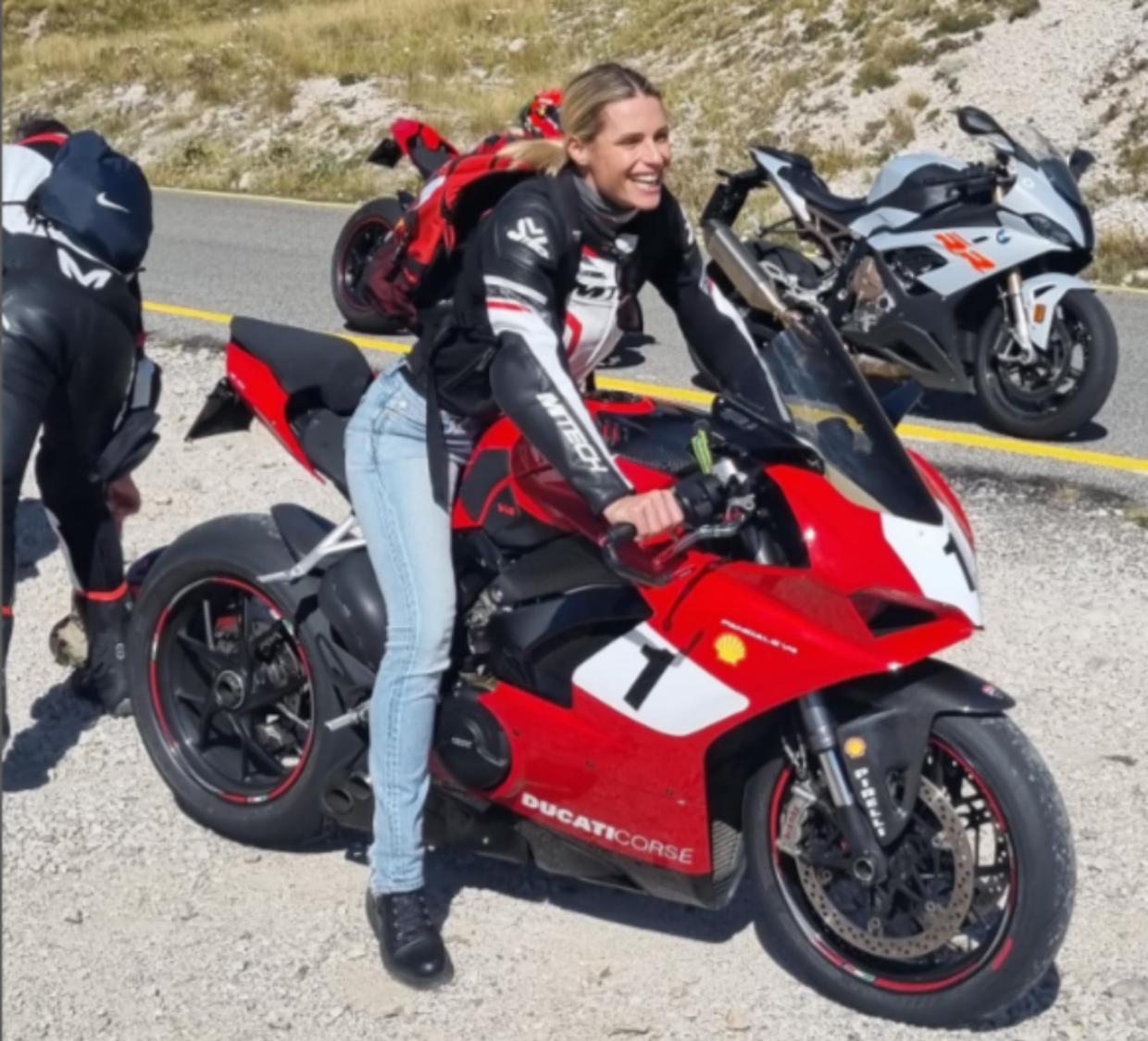 La Hunziker riparte da CarolloLe ha già regalato un anello