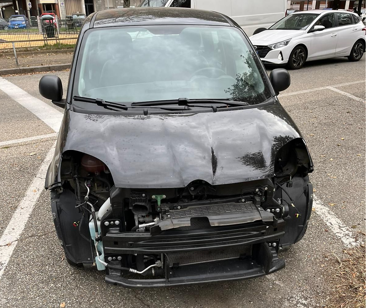 Un'auto con fanali e paraurti rimossi