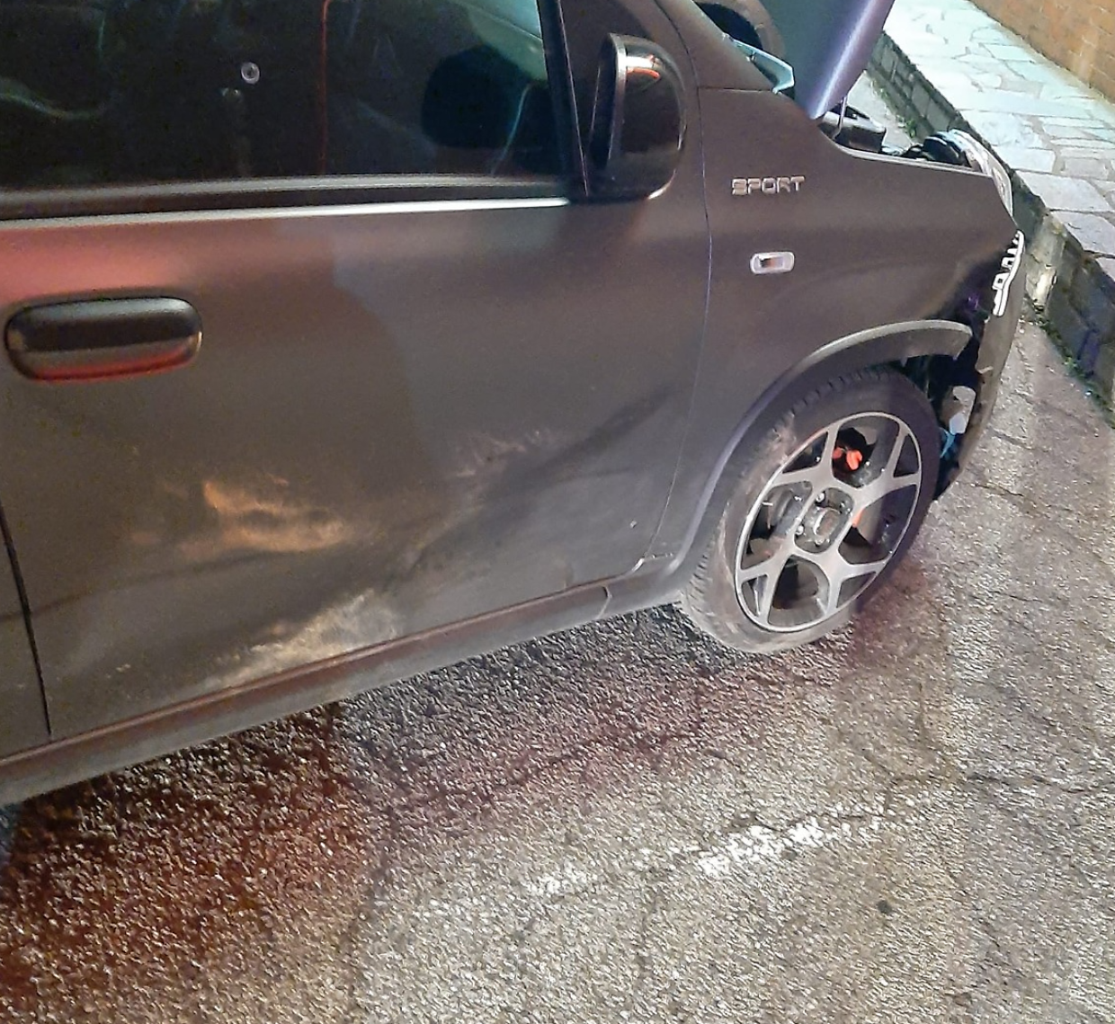 I danni alla carrozzeria causati dallo scontro con un cinghiale