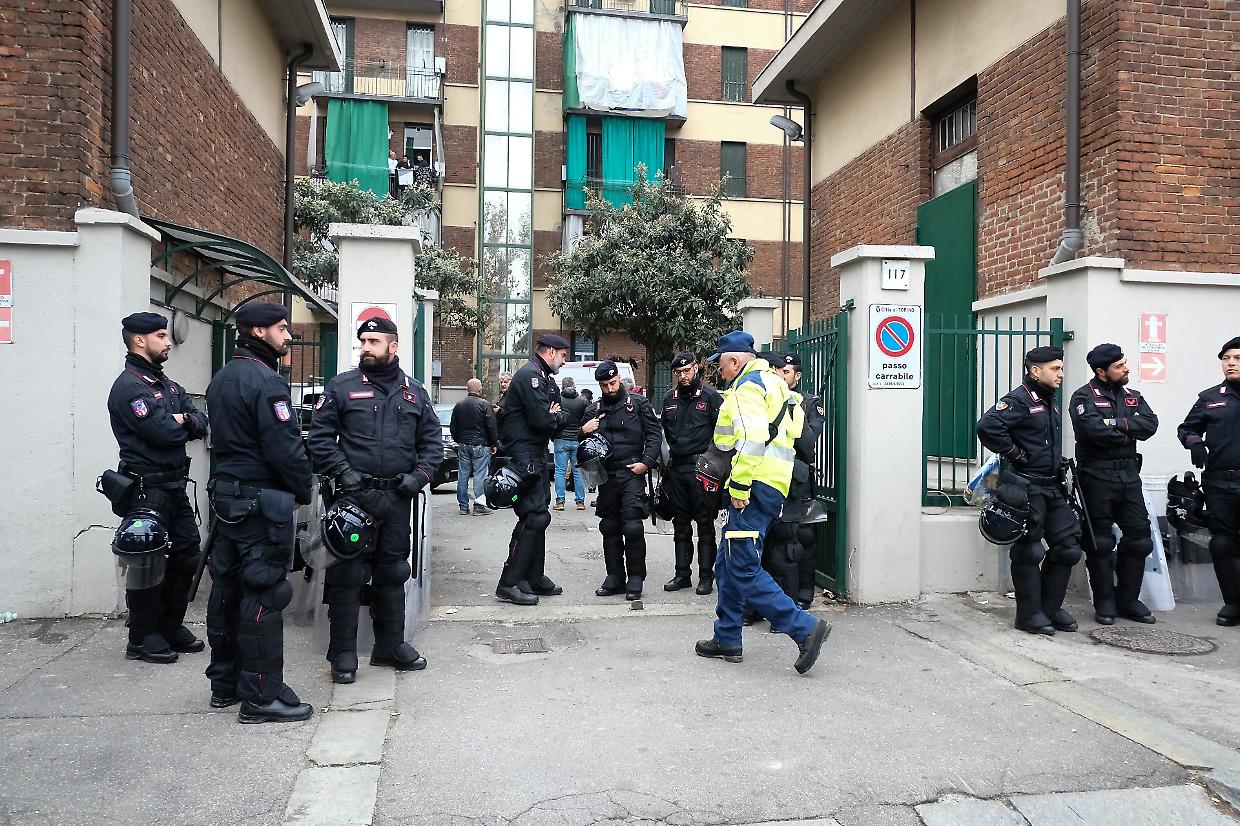 Il primo sgombero in corso Grosseto