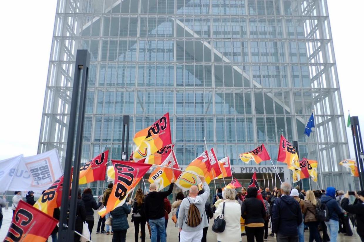 La protesta sotto il grattacielo della Regione