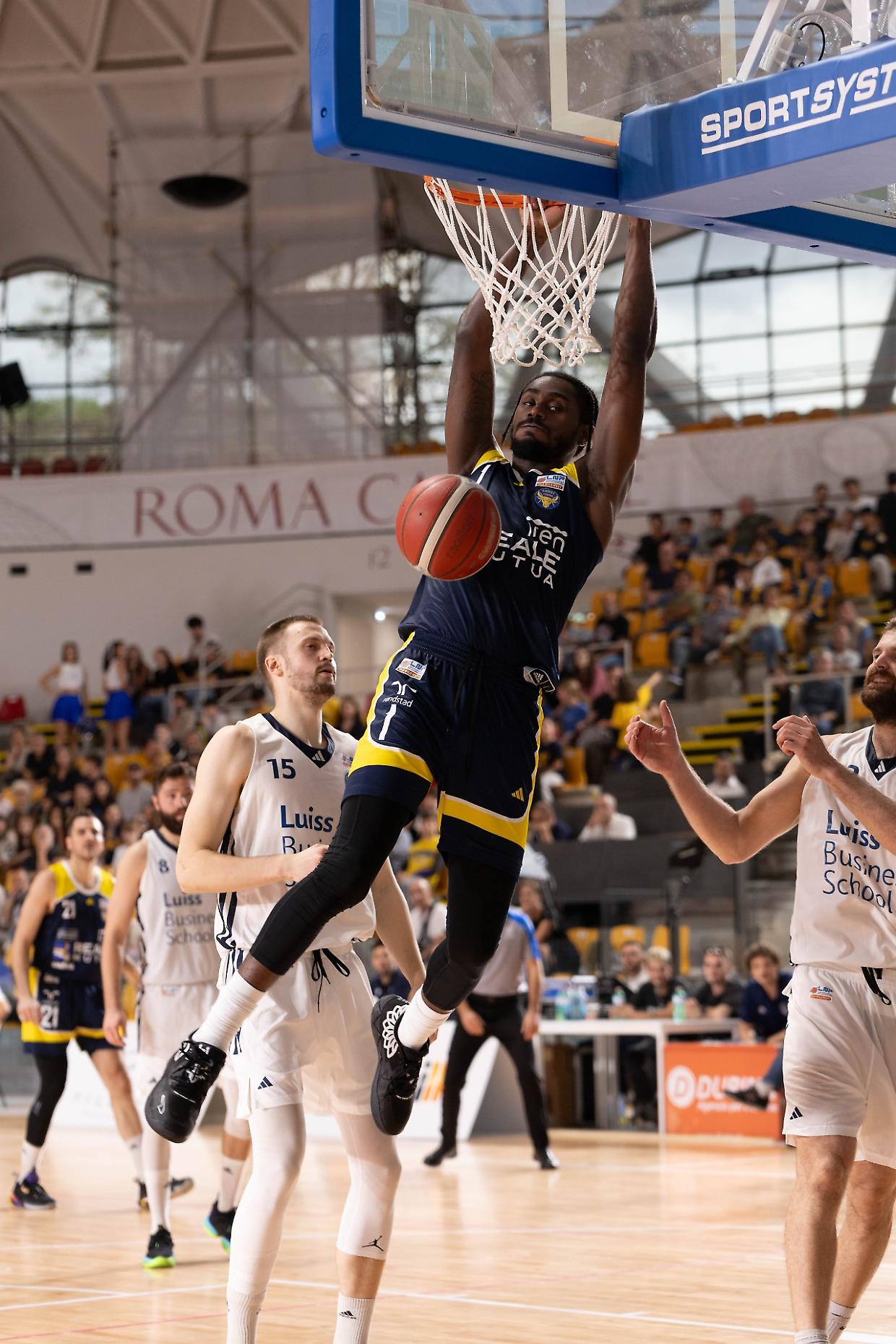 Reale Mutua Basket sbanca Roma, battuta la Luiss 79-71