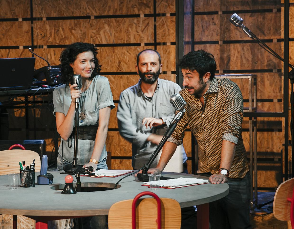 Storie di migranti e di una radio in crisi: "Radio International" è al Teatro Gobetti
