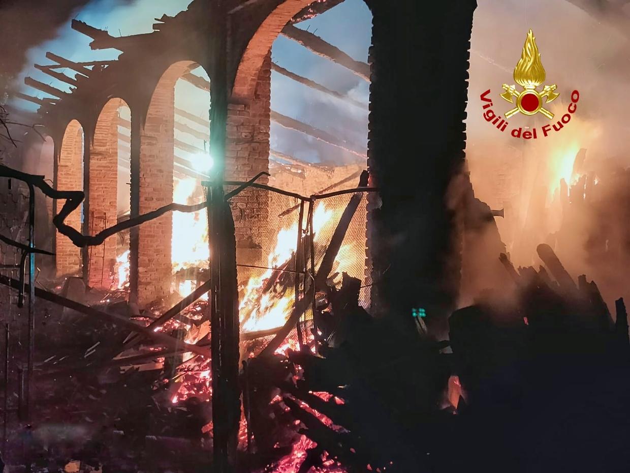 Le fiamme avvolgono una cascina: vigili del fuoco al lavoro per domare l'incendio