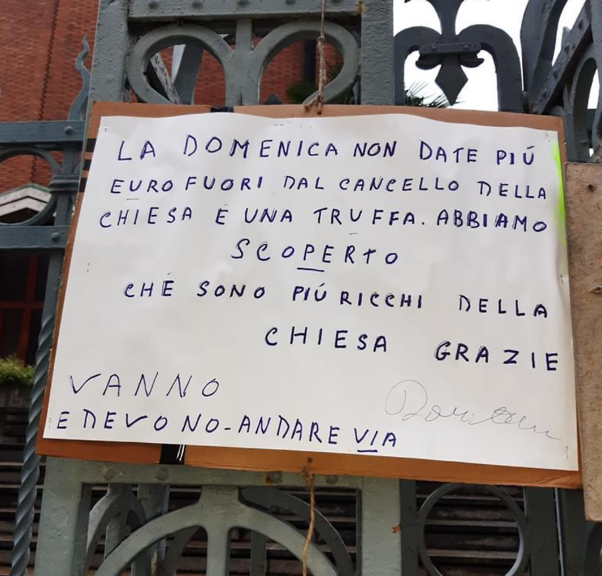 Il misterioso messaggio apparso fuori dalla parrocchia