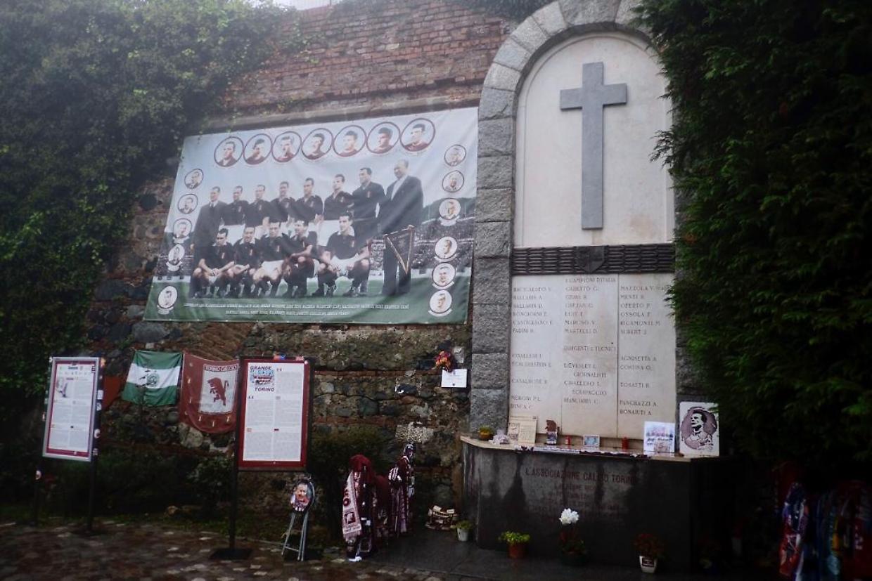 La lapide dedicata al Grande Torino a Superga