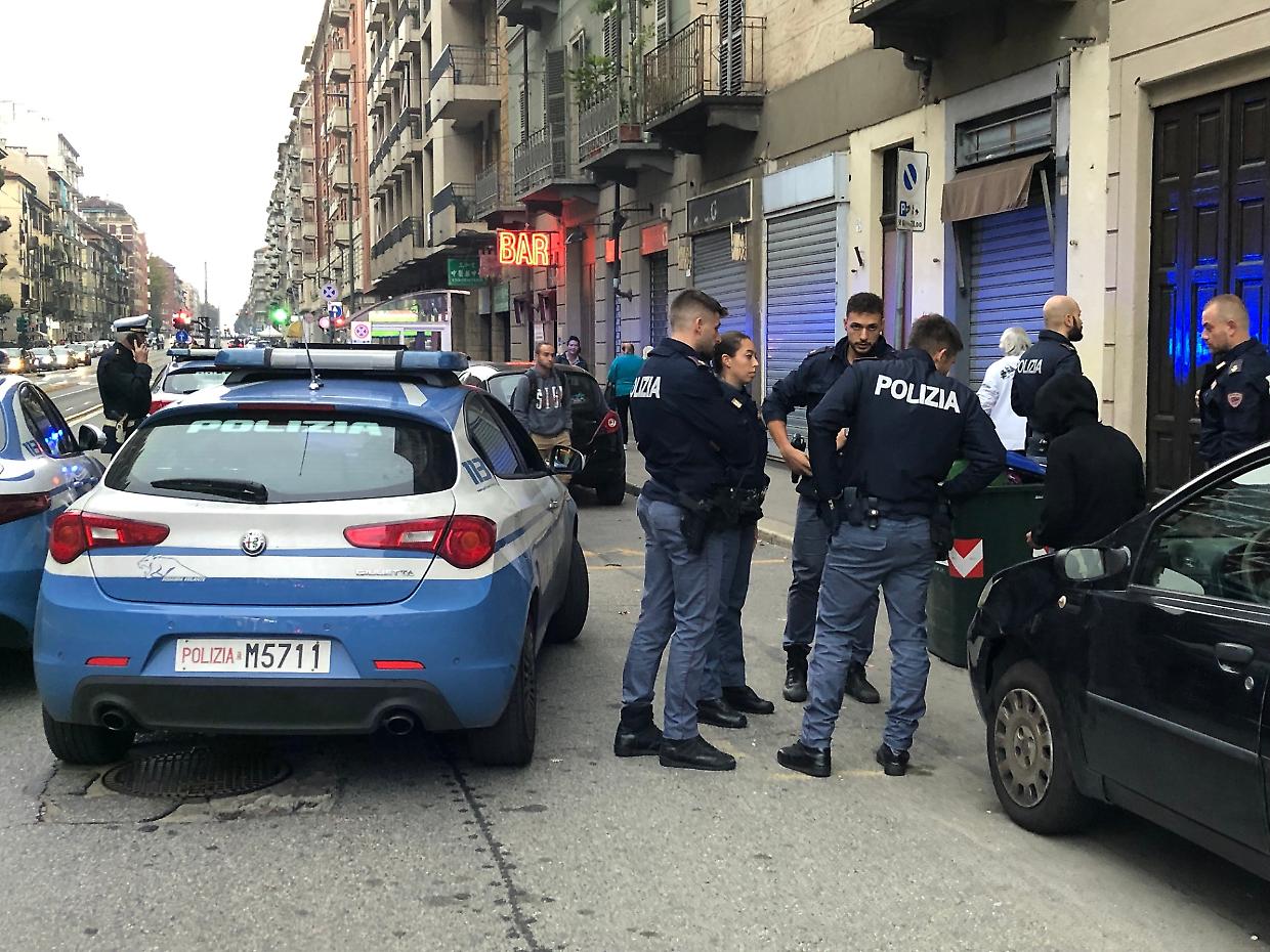 Vede la polizia e scappa, poi viene investito: grave in ospedale