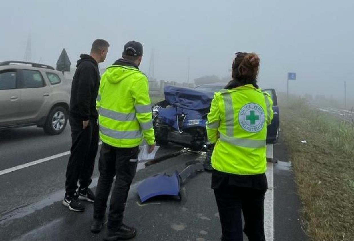 Schianto frontale fra auto e camion, un ferito in ospedale