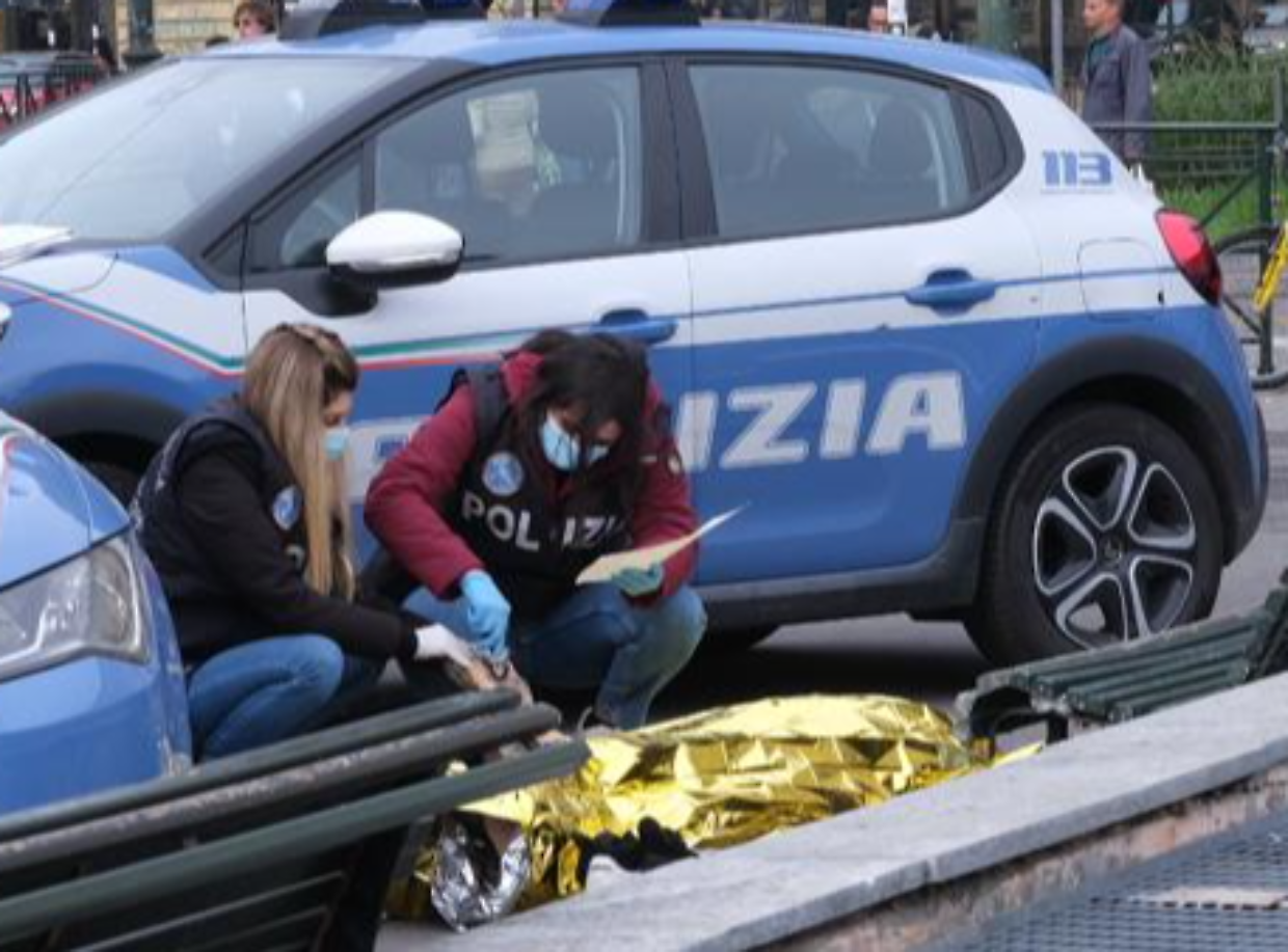 Barbone trovato morto su una panchina ai giardini