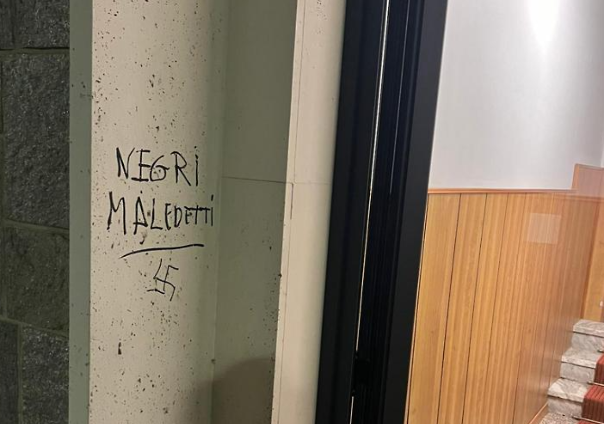 insulti svastica