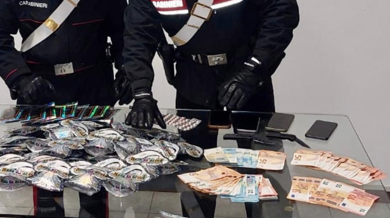 La "valigia" per la Francia era piena di droga: fermati 5 ragazzi diretti a un rave 