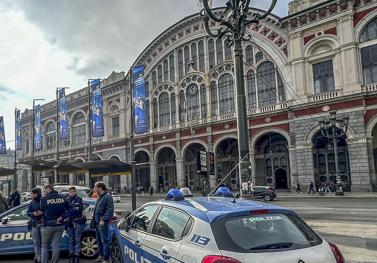 La polizia davanti a Porta Nuova (foto d'archivio)