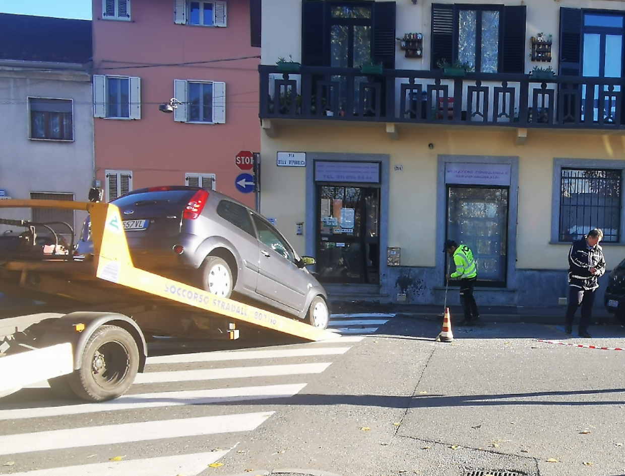 Auto contro negozio a Settimo Torinese