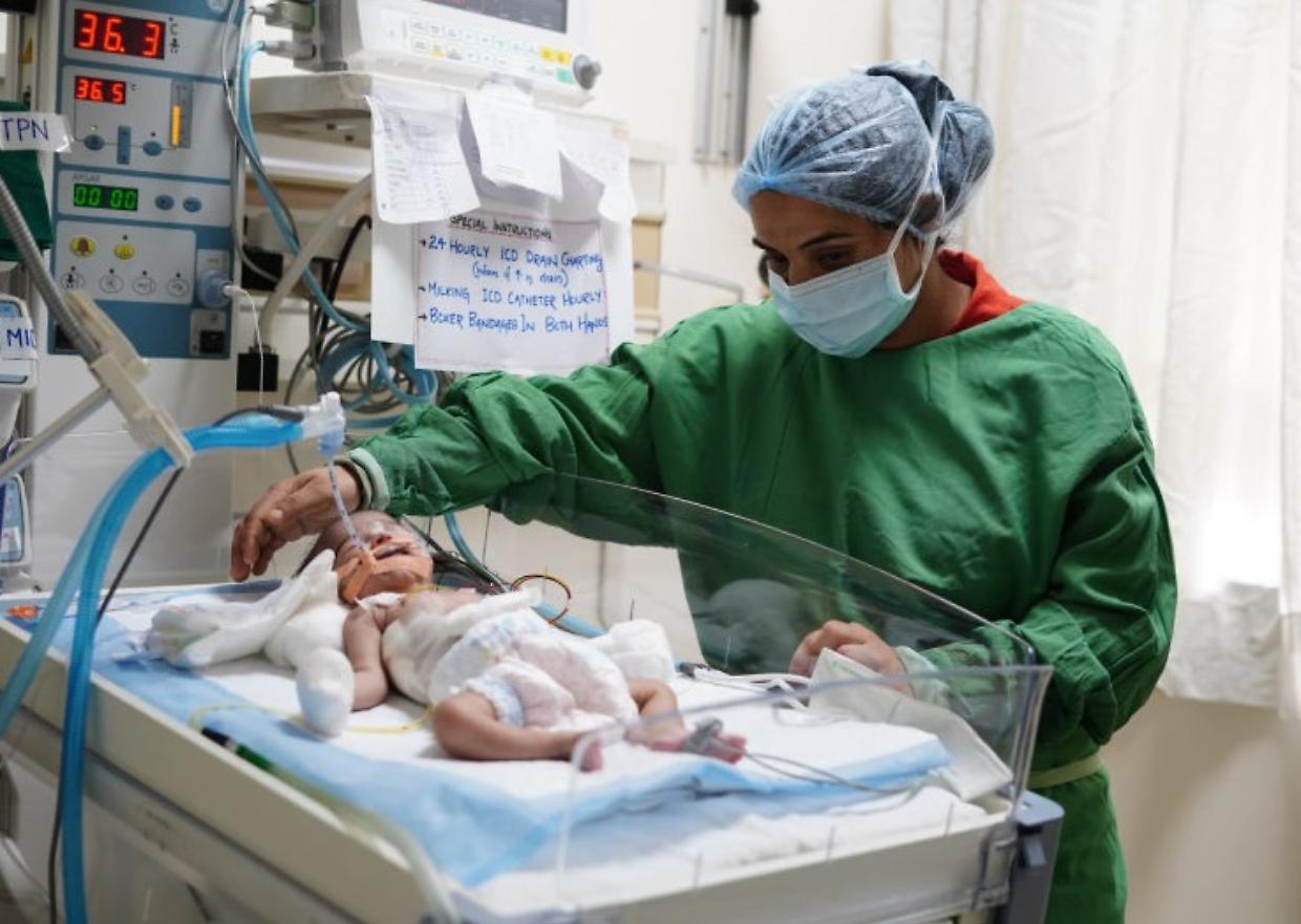 Il suo cuore sta cedendo, per salvare il neonato tentano una cosa mai fatta prima. Ecco cosa