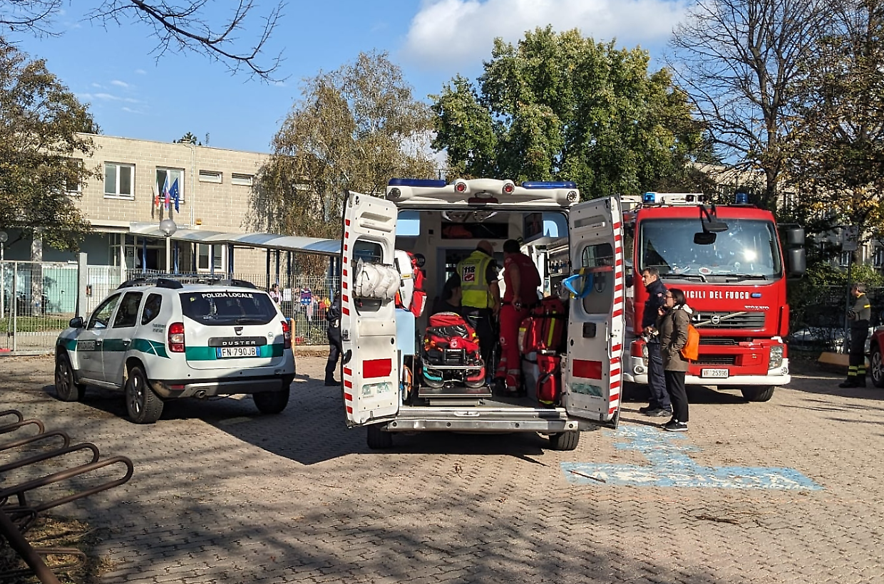 Sul posto, oltre alla polizia locale, sono intervenuti anche i vigili del fuoco e le ambulanze del 118