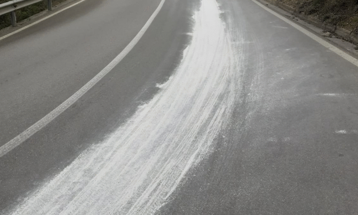 Scia di gasolio in strada