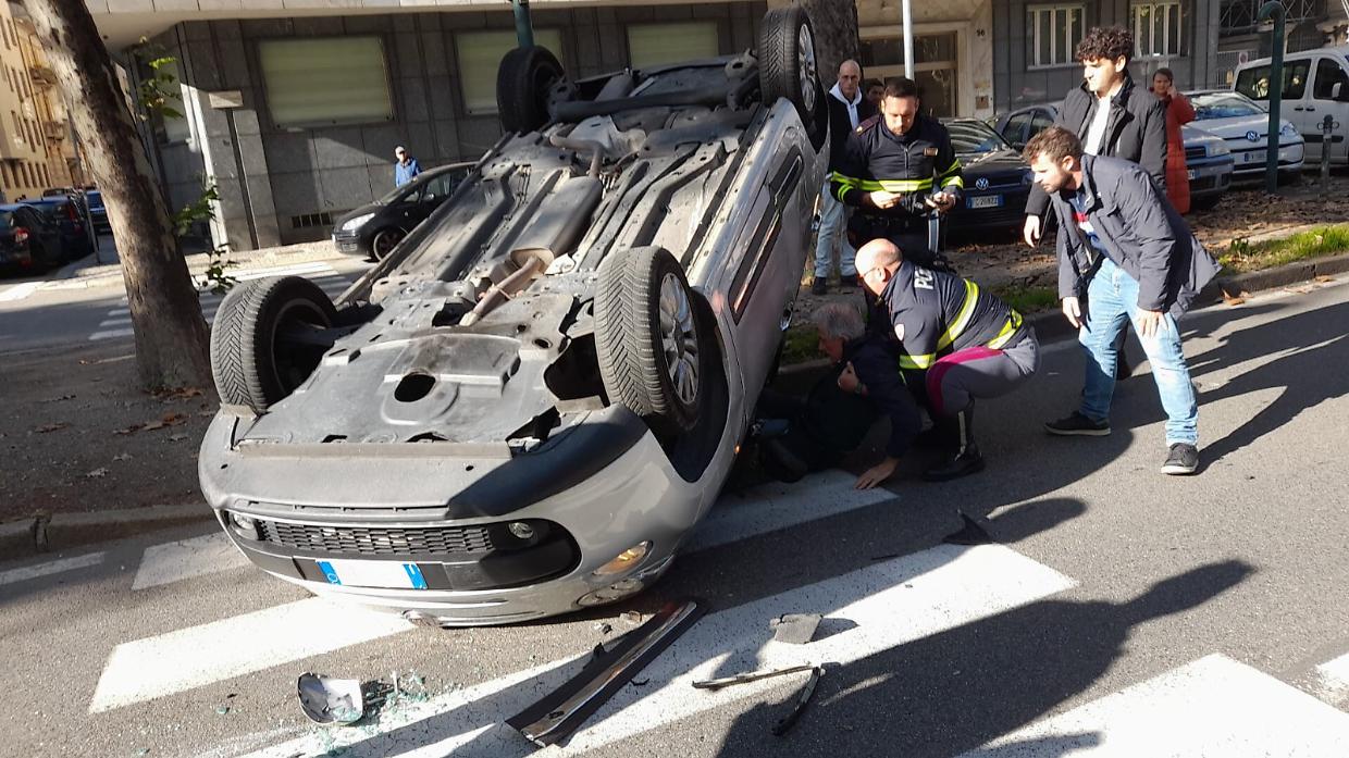 La Fiat 500 ribaltata all'incrocio
