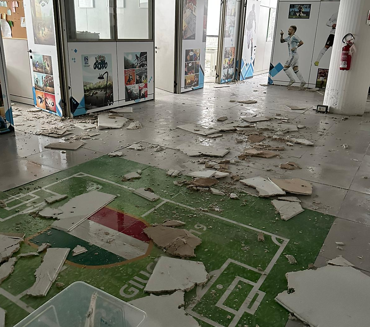 La sede degli Insuperabili dopo il crollo del controsoffitto