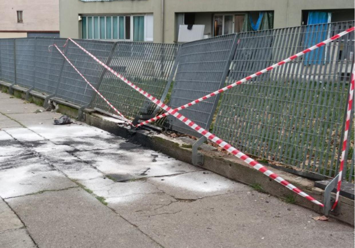 I danni causati dagli abusivi nelle case di via Bologna