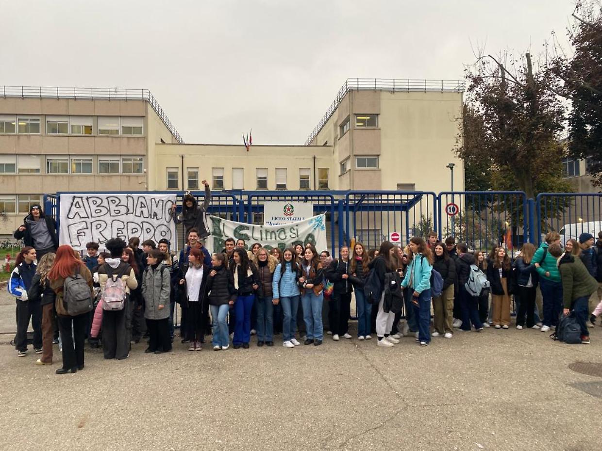 Anche gli striscioni per protestare contro il freddo