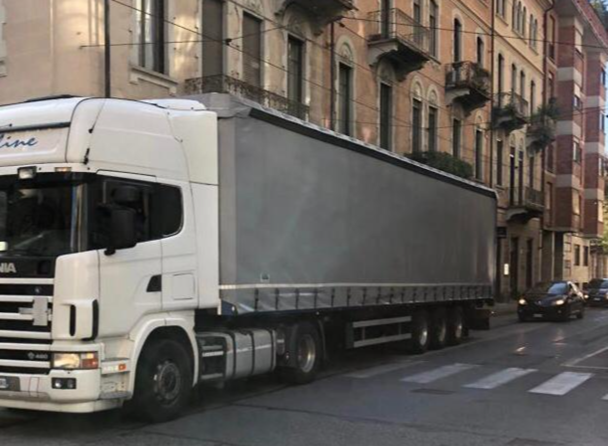 Il traffico dei mezzi pesanti su via Napione