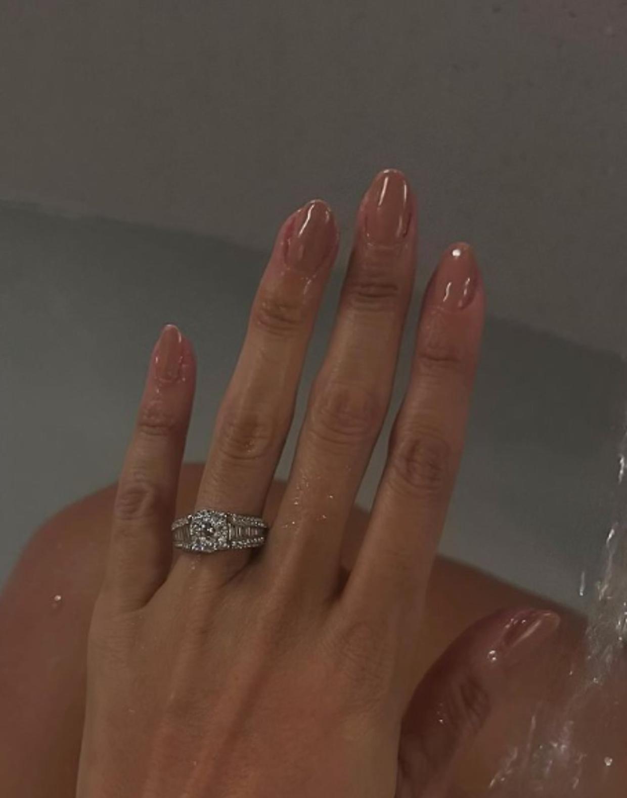 Belen, spunta l’anello al ditoE lei suoi social ha scritto “sì”