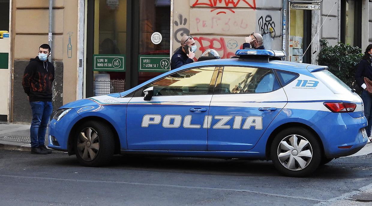 Rapina un negozio con un coltello ma la commessa la caccia a calci
