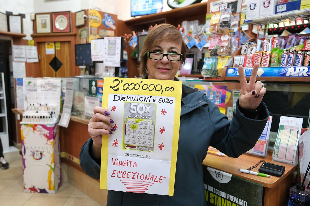 Maria Campanile, titolare della tabaccheria, col gratta e vinci da 2 milioni