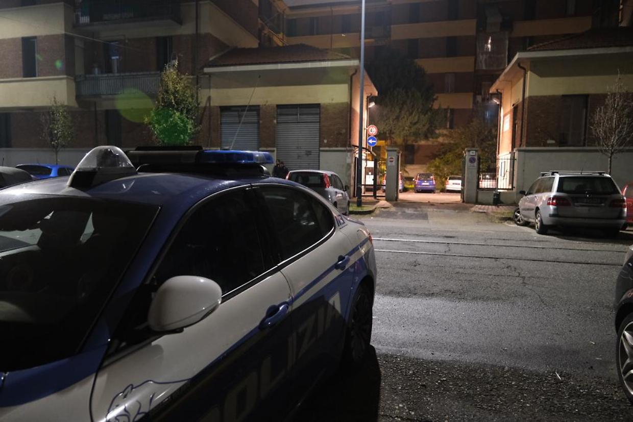 Le volanti della polizia sul posto dopo il tentato omicidio