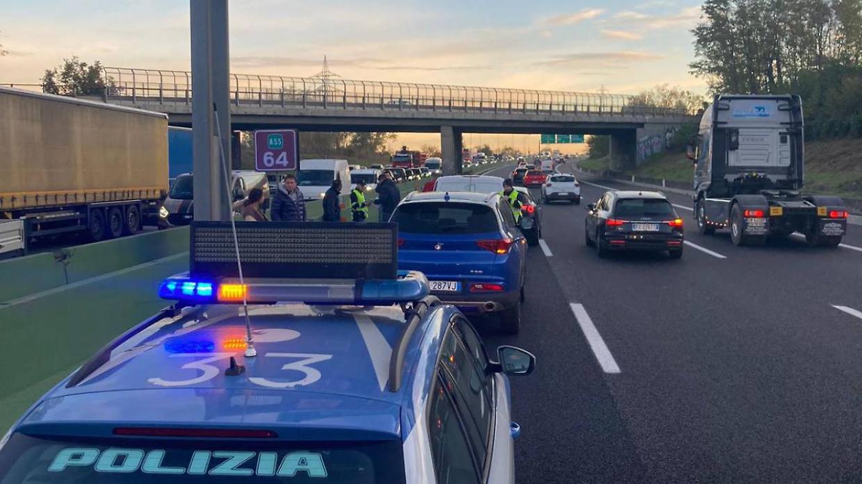 La polstrada sul posto dopo l'incidente