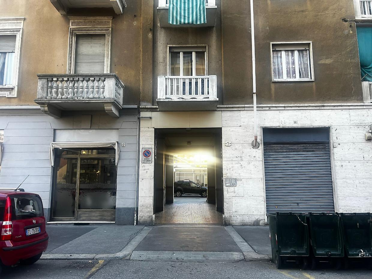 Rottweiler "assedia" un palazzo e fa scoprire degli abusivi in cantina